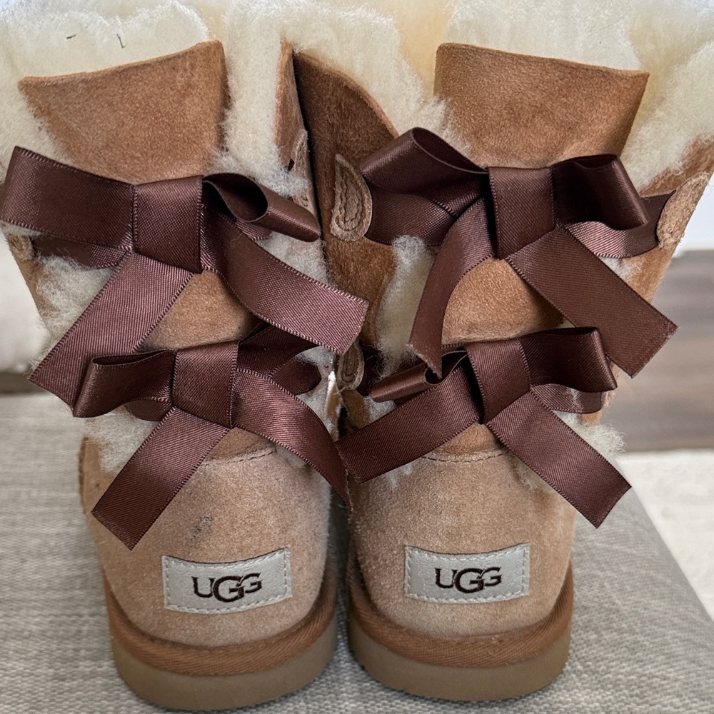 UGG Bailey Bow II Chestnut kids size 5 women’s 7
